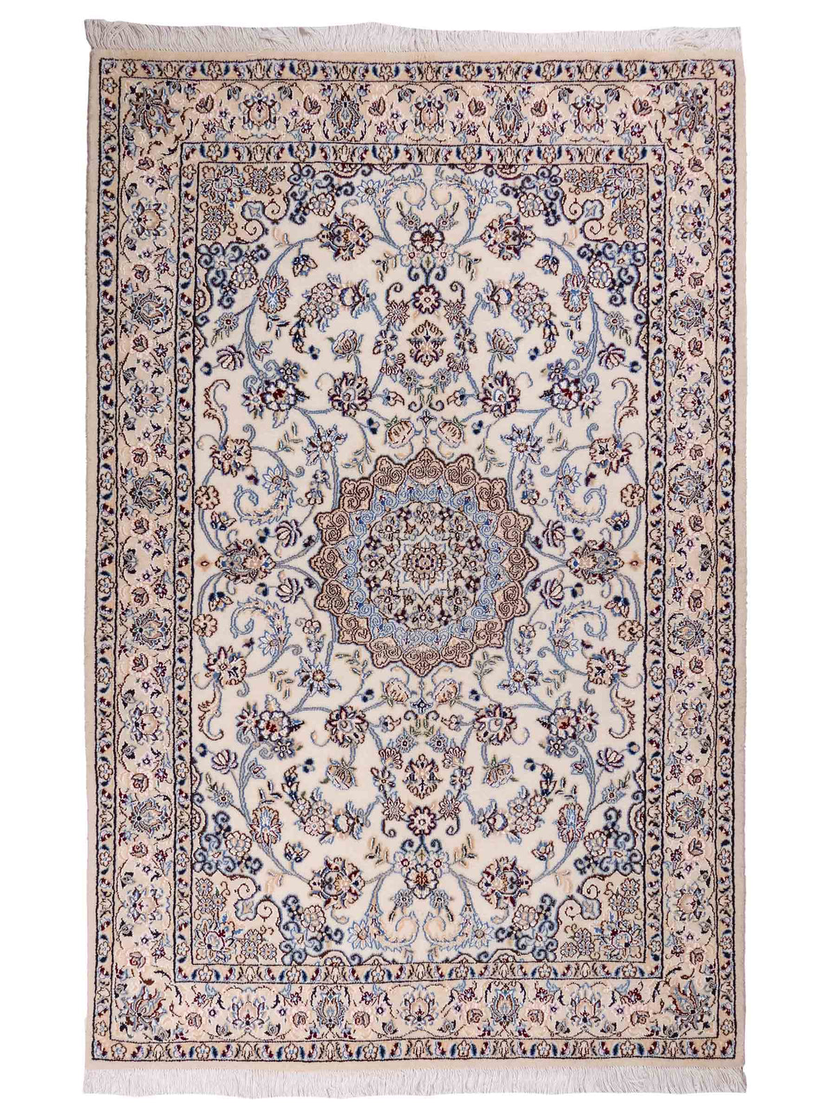 Handgeknüpfter Nain 9La Perserteppich von Khademi aus Wolle mit Seide, cremeweiß-elfenbein. Persischer Orientteppich mit Medaillon. Von Hand geknüpft in Iran / Persien. Größe: 203 cm x 130 cm. Teppichnummer: SB3-1163 | Jupiter Intl.