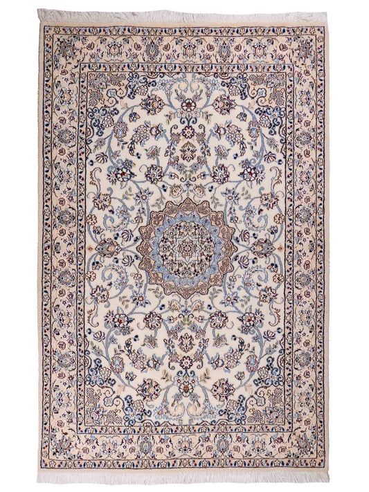 Handgeknüpfter Nain 9La Perserteppich von Khademi aus Wolle mit Seide, cremeweiß-elfenbein. Persischer Orientteppich mit Medaillon. Von Hand geknüpft in Iran / Persien. Größe: 203 cm x 130 cm. Teppichnummer: SB3-1163 | Jupiter Intl.