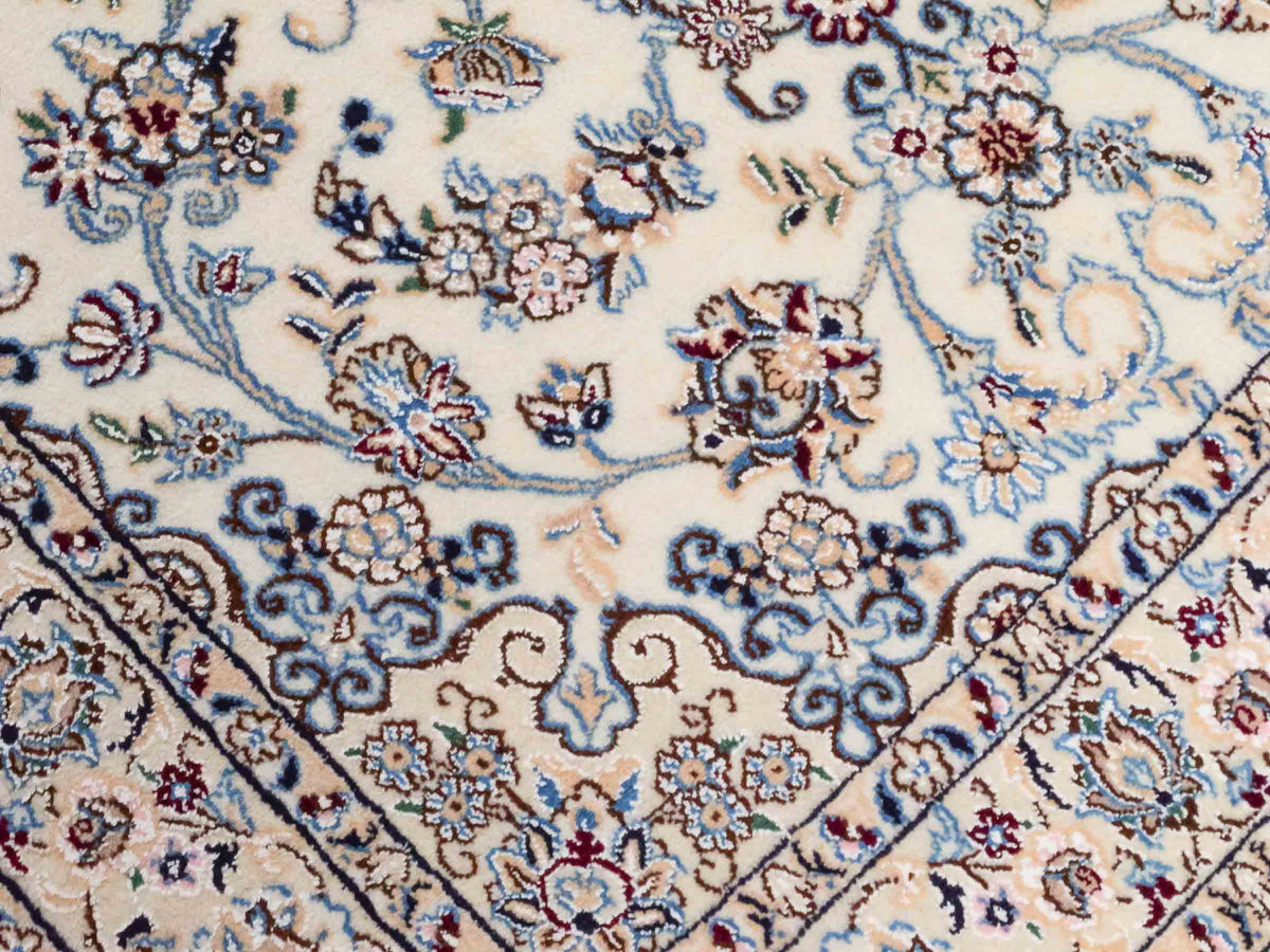 Handgeknüpfter Nain 9La Perserteppich von Khademi aus Wolle mit Seide, cremeweiß-elfenbein. Persischer Orientteppich mit Medaillon. Von Hand geknüpft in Iran / Persien. Größe: 203 cm x 130 cm. Teppichnummer: SB3-1163 | Jupiter Intl.