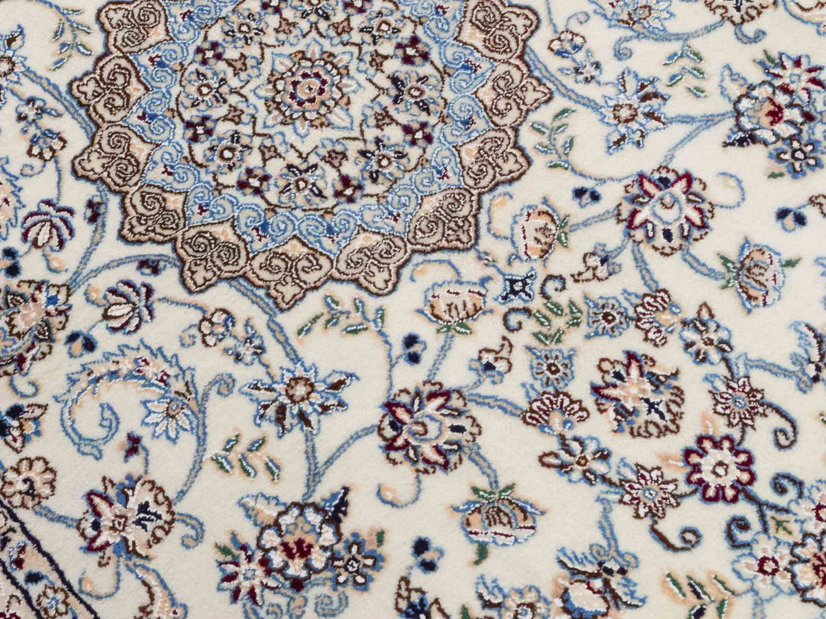 Handgeknüpfter Nain 9La Perserteppich von Khademi aus Wolle mit Seide, cremeweiß-elfenbein. Persischer Orientteppich mit Medaillon. Von Hand geknüpft in Iran / Persien. Größe: 203 cm x 130 cm. Teppichnummer: SB3-1163 | Jupiter Intl.