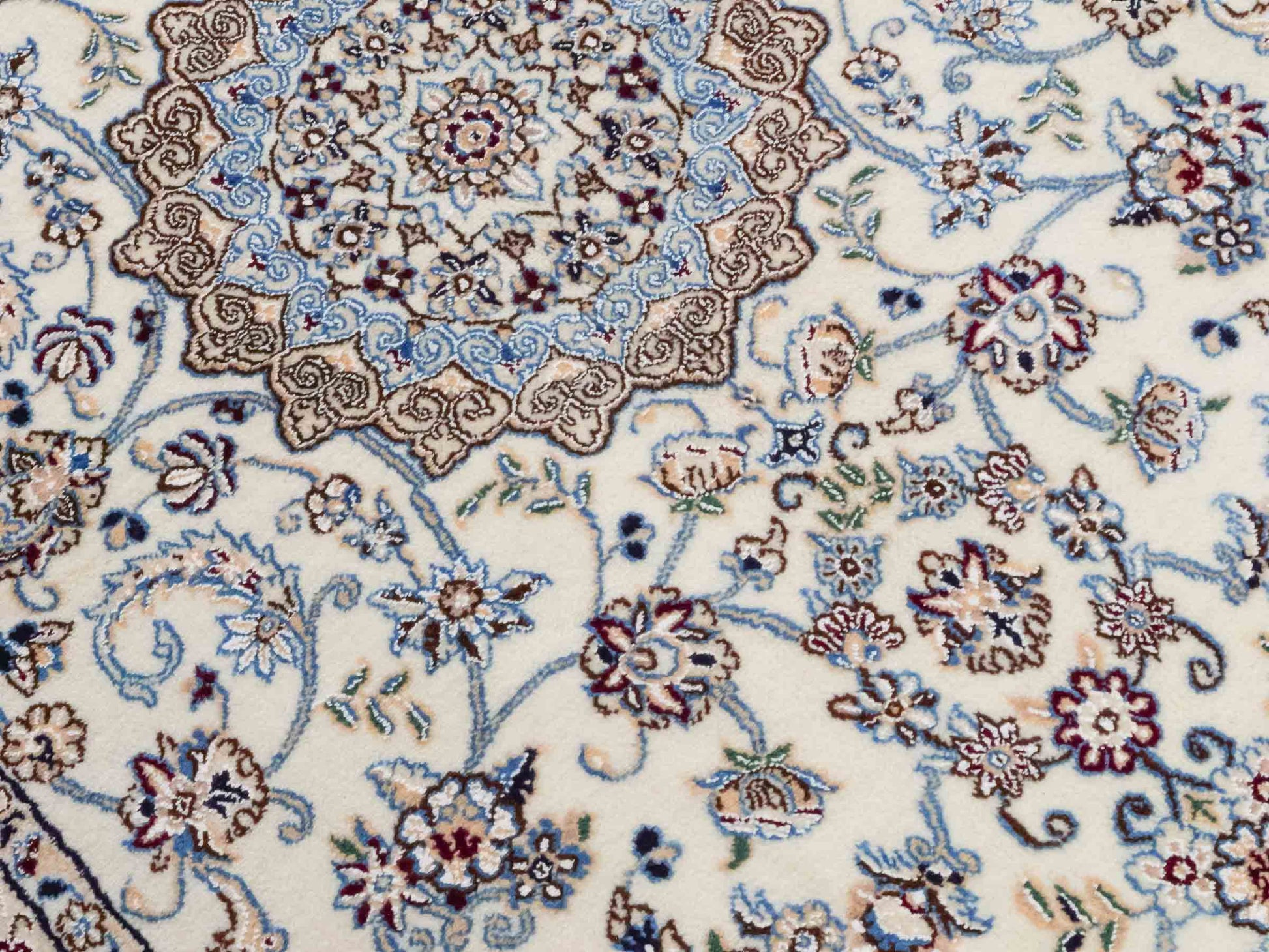 Handgeknüpfter Nain 9La Perserteppich von Khademi aus Wolle mit Seide, cremeweiß-elfenbein. Persischer Orientteppich mit Medaillon. Von Hand geknüpft in Iran / Persien. Größe: 203 cm x 130 cm. Teppichnummer: SB3-1163 | Jupiter Intl.