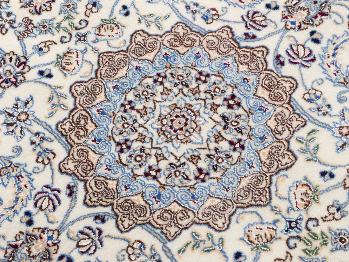 Handgeknüpfter Nain 9La Perserteppich von Khademi aus Wolle mit Seide, cremeweiß-elfenbein. Persischer Orientteppich mit Medaillon. Von Hand geknüpft in Iran / Persien. Größe: 203 cm x 130 cm. Teppichnummer: SB3-1163 | Jupiter Intl.