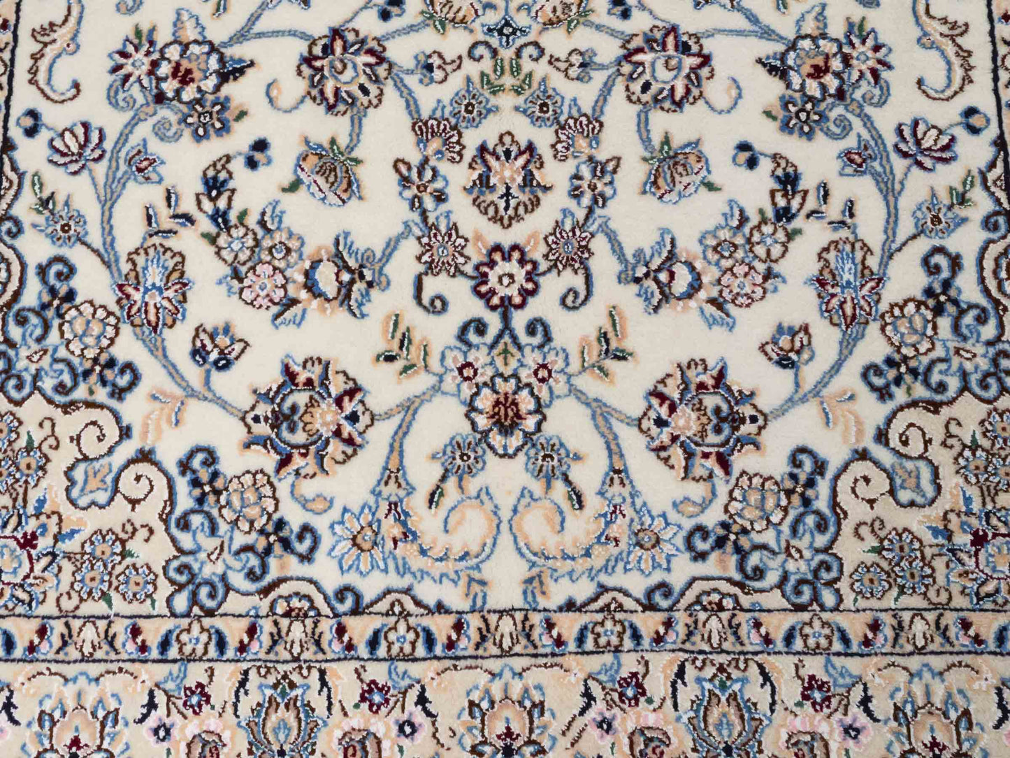 Handgeknüpfter Nain 9La Perserteppich von Khademi aus Wolle mit Seide, cremeweiß-elfenbein. Persischer Orientteppich mit Medaillon. Von Hand geknüpft in Iran / Persien. Größe: 203 cm x 130 cm. Teppichnummer: SB3-1163 | Jupiter Intl.