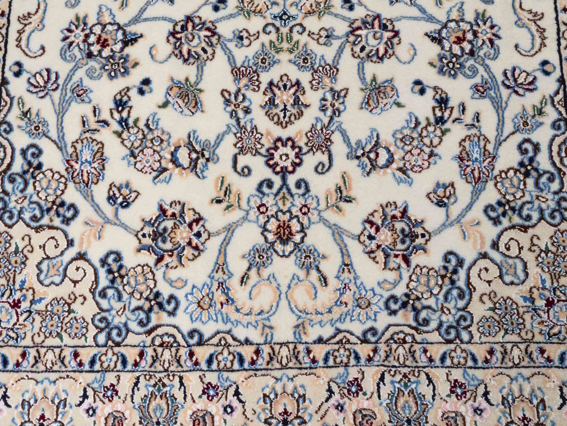 Handgeknüpfter Nain 9La Perserteppich von Khademi aus Wolle mit Seide, cremeweiß-elfenbein. Persischer Orientteppich mit Medaillon. Von Hand geknüpft in Iran / Persien. Größe: 203 cm x 130 cm. Teppichnummer: SB3-1163 | Jupiter Intl.
