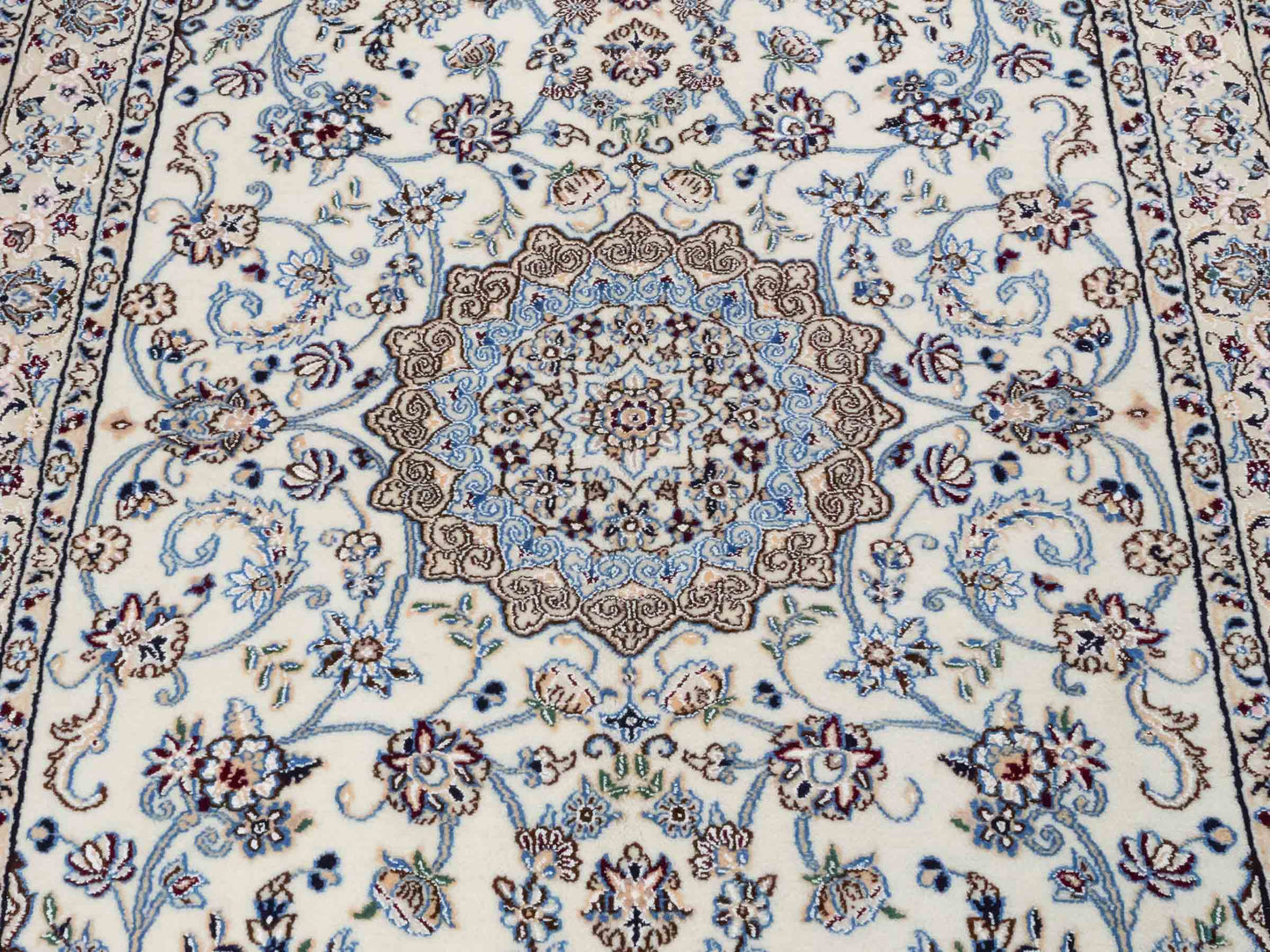 Handgeknüpfter Nain 9La Perserteppich von Khademi aus Wolle mit Seide, cremeweiß-elfenbein. Persischer Orientteppich mit Medaillon. Von Hand geknüpft in Iran / Persien. Größe: 203 cm x 130 cm. Teppichnummer: SB3-1163 | Jupiter Intl.