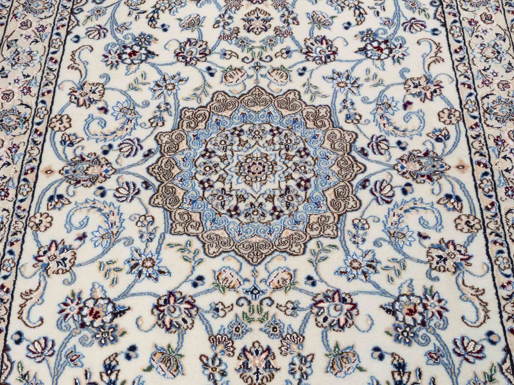 Handgeknüpfter Nain 9La Perserteppich von Khademi aus Wolle mit Seide, cremeweiß-elfenbein. Persischer Orientteppich mit Medaillon. Von Hand geknüpft in Iran / Persien. Größe: 203 cm x 130 cm. Teppichnummer: SB3-1163 | Jupiter Intl.