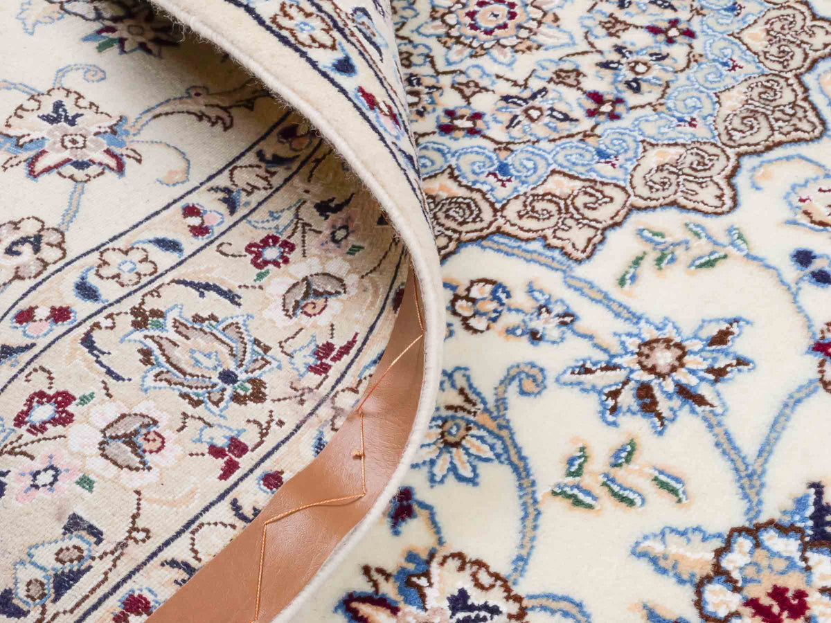 Handgeknüpfter Nain 9La Perserteppich von Khademi aus Wolle mit Seide, cremeweiß-elfenbein. Persischer Orientteppich mit Medaillon. Von Hand geknüpft in Iran / Persien. Größe: 203 cm x 130 cm. Teppichnummer: SB3-1163 | Jupiter Intl.