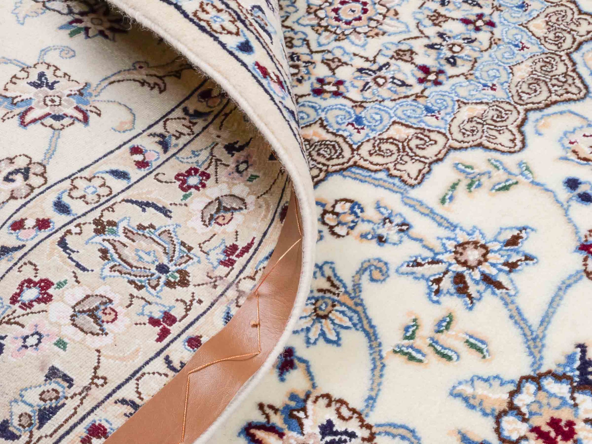 Handgeknüpfter Nain 9La Perserteppich von Khademi aus Wolle mit Seide, cremeweiß-elfenbein. Persischer Orientteppich mit Medaillon. Von Hand geknüpft in Iran / Persien. Größe: 203 cm x 130 cm. Teppichnummer: SB3-1163 | Jupiter Intl.