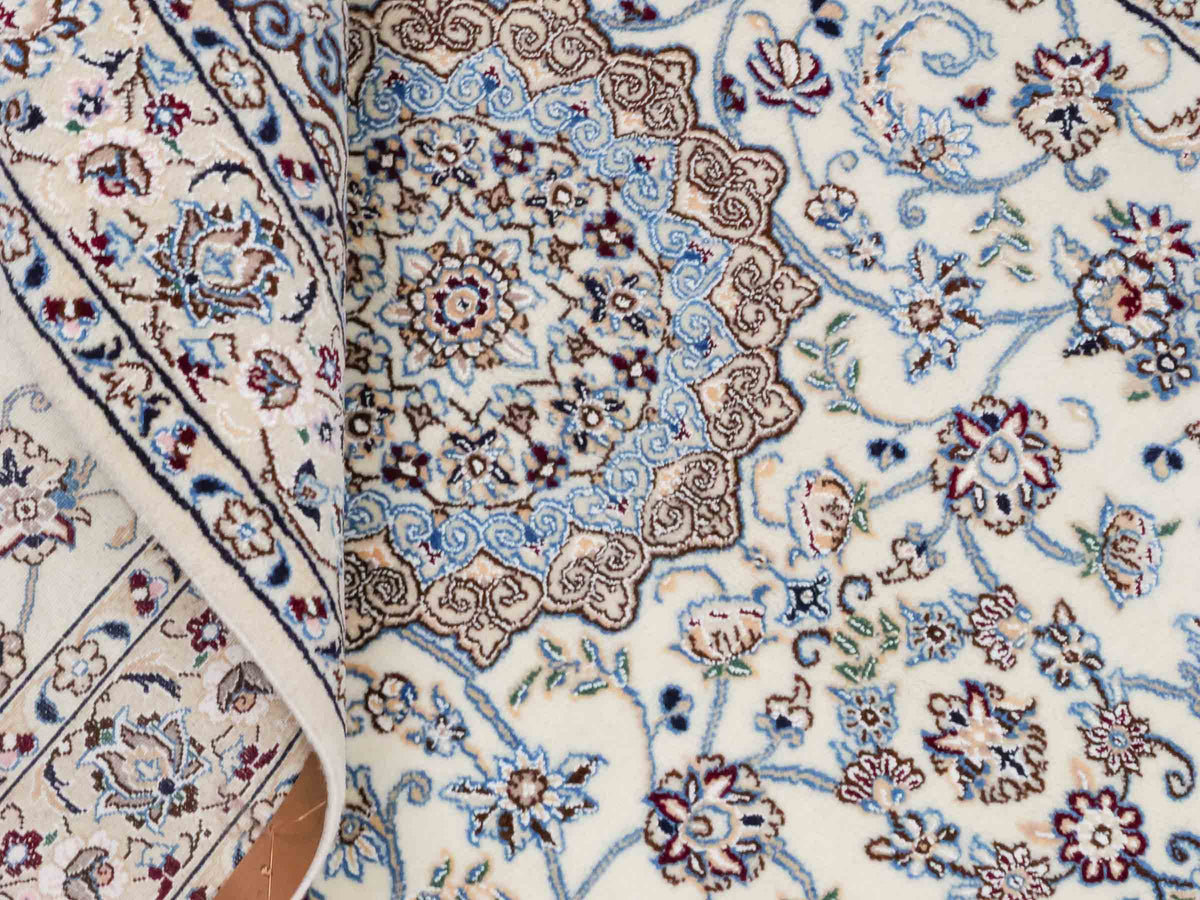 Handgeknüpfter Nain 9La Perserteppich von Khademi aus Wolle mit Seide, cremeweiß-elfenbein. Persischer Orientteppich mit Medaillon. Von Hand geknüpft in Iran / Persien. Größe: 203 cm x 130 cm. Teppichnummer: SB3-1163 | Jupiter Intl.