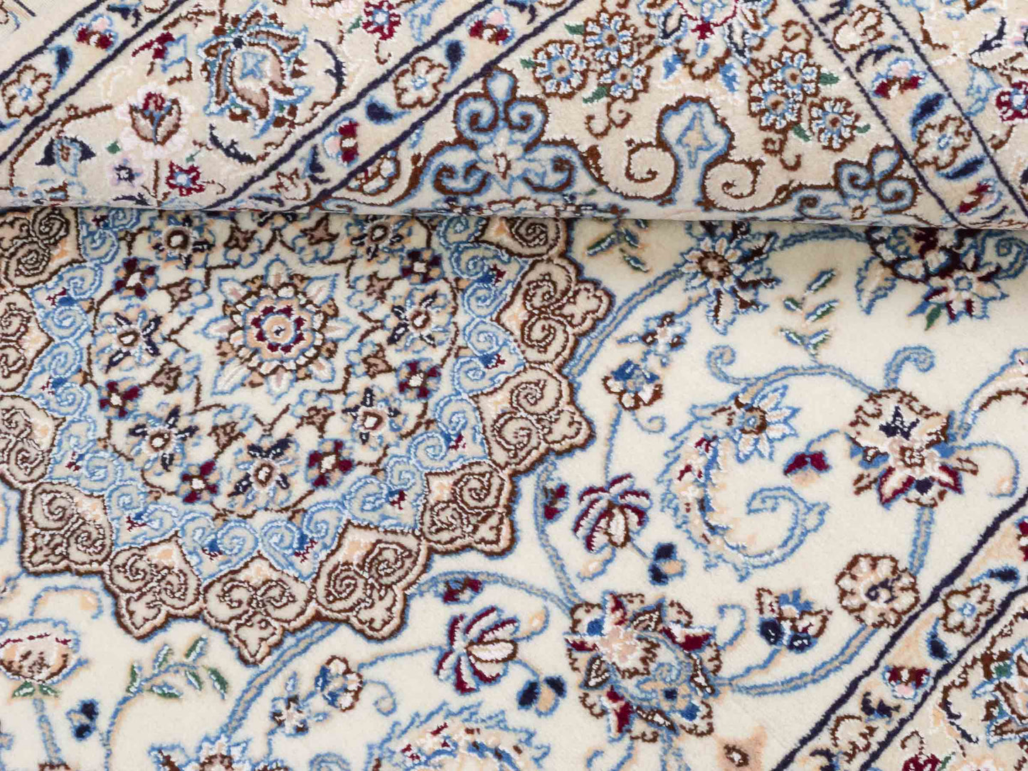Handgeknüpfter Nain 9La Perserteppich von Khademi aus Wolle mit Seide, cremeweiß-elfenbein. Persischer Orientteppich mit Medaillon. Von Hand geknüpft in Iran / Persien. Größe: 203 cm x 130 cm. Teppichnummer: SB3-1163 | Jupiter Intl.