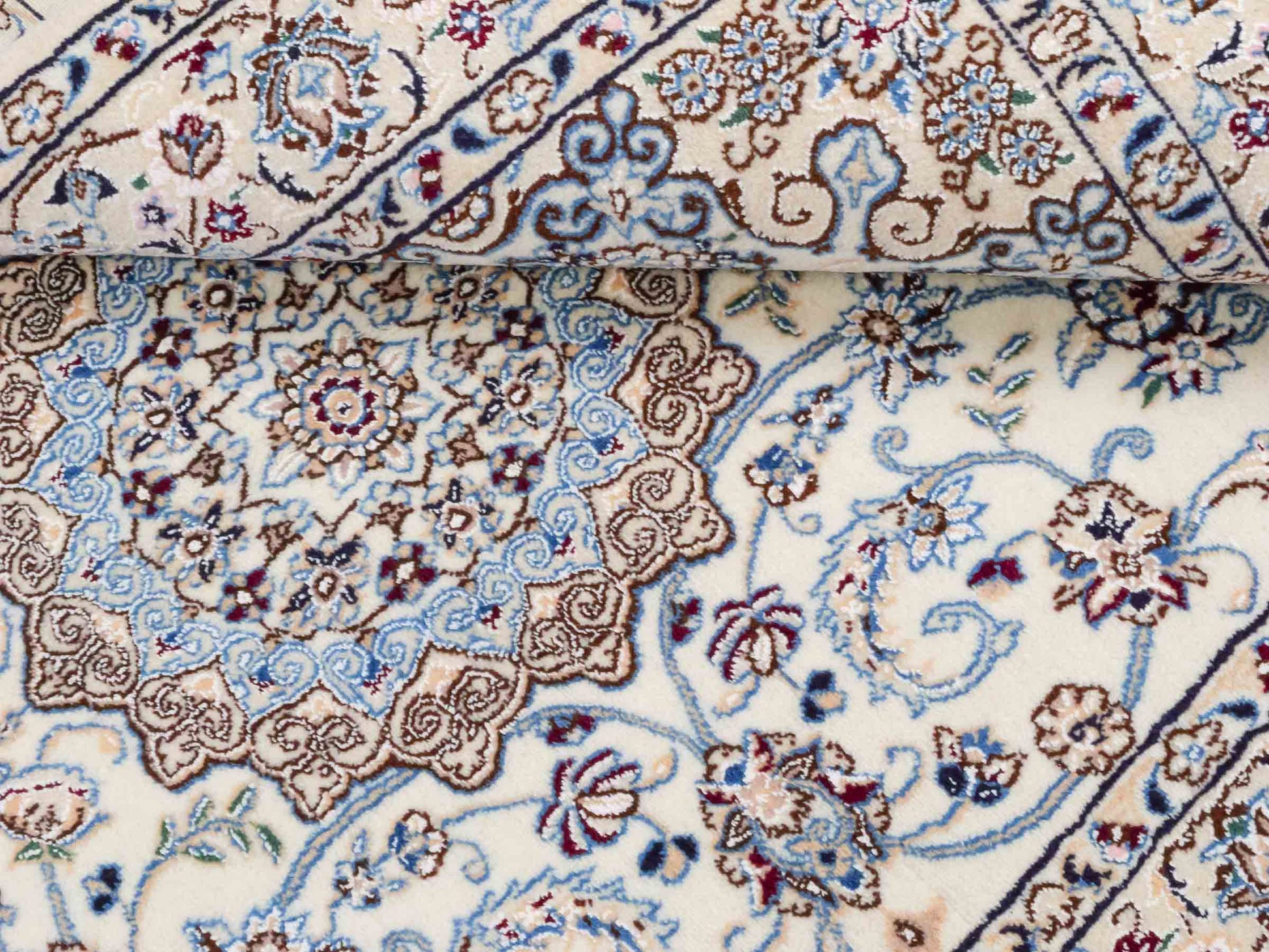 Handgeknüpfter Nain 9La Perserteppich von Khademi aus Wolle mit Seide, cremeweiß-elfenbein. Persischer Orientteppich mit Medaillon. Von Hand geknüpft in Iran / Persien. Größe: 203 cm x 130 cm. Teppichnummer: SB3-1163 | Jupiter Intl.