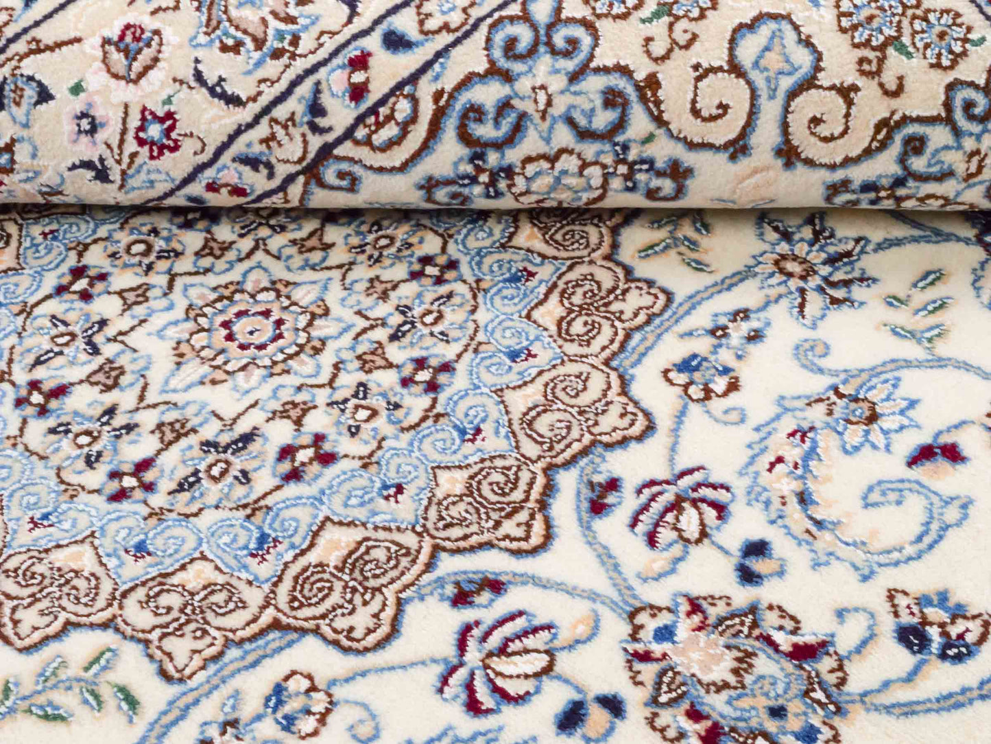 Handgeknüpfter Nain 9La Perserteppich von Khademi aus Wolle mit Seide, cremeweiß-elfenbein. Persischer Orientteppich mit Medaillon. Von Hand geknüpft in Iran / Persien. Größe: 203 cm x 130 cm. Teppichnummer: SB3-1163 | Jupiter Intl.
