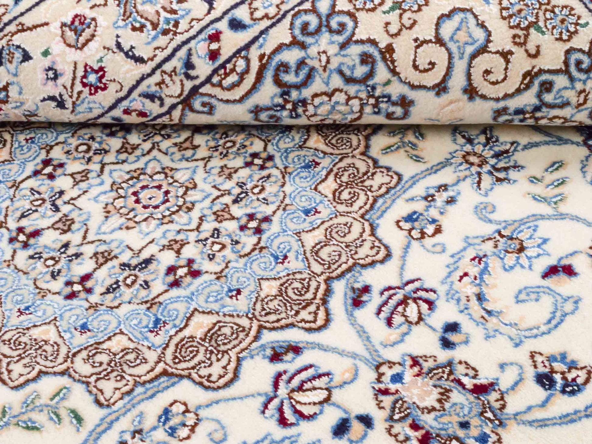 Handgeknüpfter Nain 9La Perserteppich von Khademi aus Wolle mit Seide, cremeweiß-elfenbein. Persischer Orientteppich mit Medaillon. Von Hand geknüpft in Iran / Persien. Größe: 203 cm x 130 cm. Teppichnummer: SB3-1163 | Jupiter Intl.