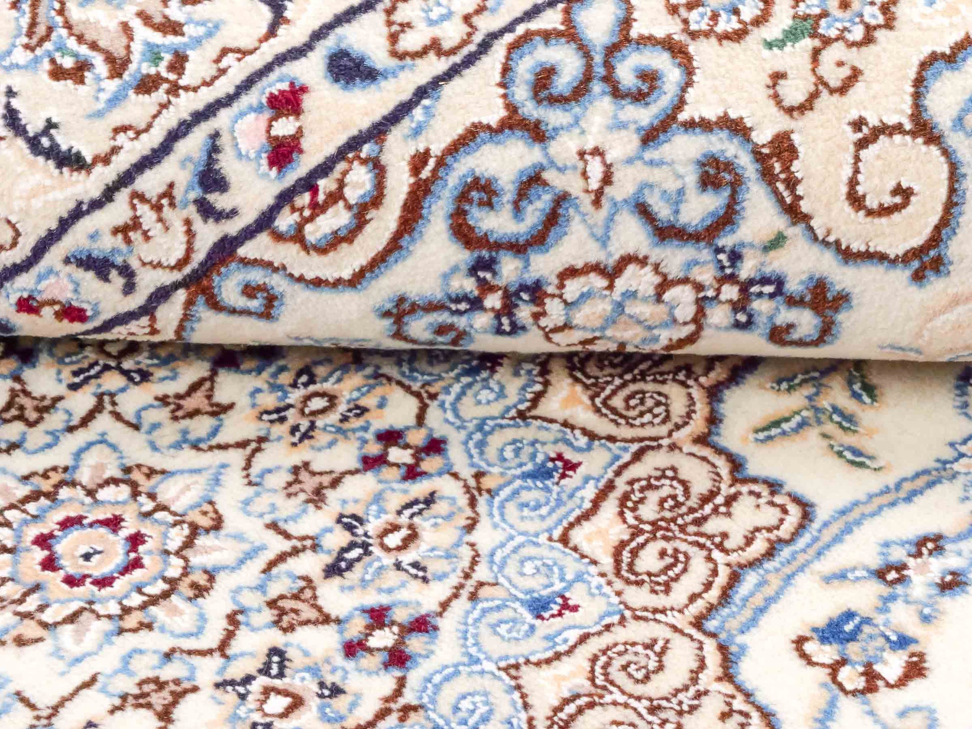 Handgeknüpfter Nain 9La Perserteppich von Khademi aus Wolle mit Seide, cremeweiß-elfenbein. Persischer Orientteppich mit Medaillon. Von Hand geknüpft in Iran / Persien. Größe: 203 cm x 130 cm. Teppichnummer: SB3-1163 | Jupiter Intl.