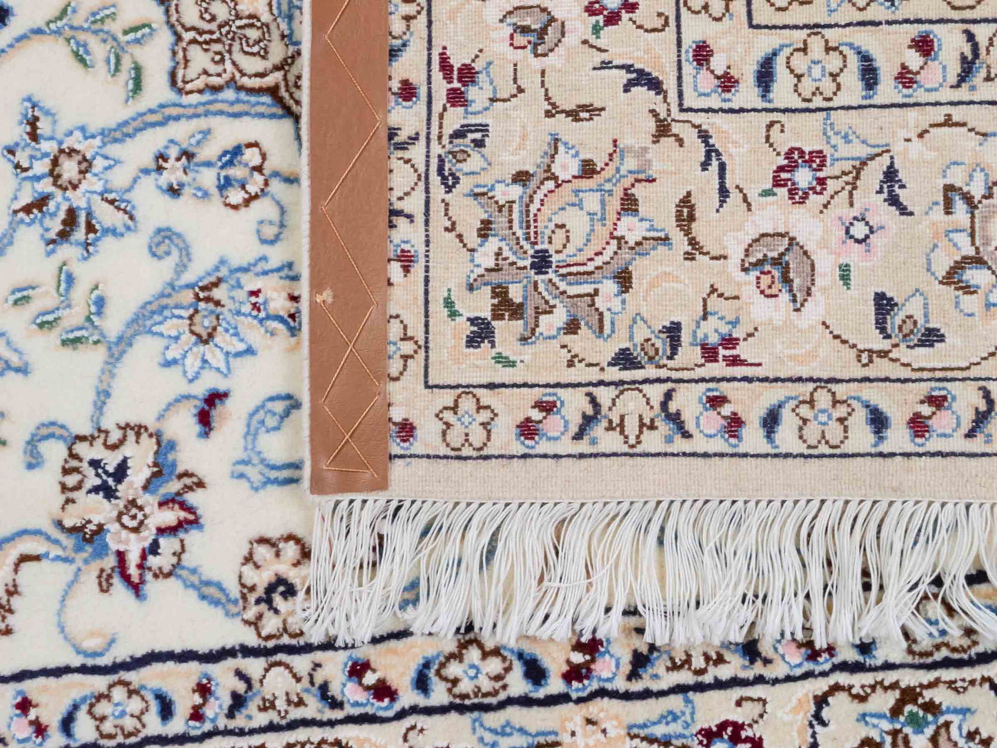 Handgeknüpfter Nain 9La Perserteppich von Khademi aus Wolle mit Seide, cremeweiß-elfenbein. Persischer Orientteppich mit Medaillon. Von Hand geknüpft in Iran / Persien. Größe: 203 cm x 130 cm. Teppichnummer: SB3-1163 | Jupiter Intl.