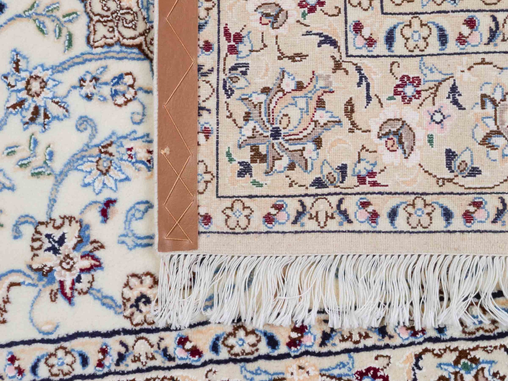 Handgeknüpfter Nain 9La Perserteppich von Khademi aus Wolle mit Seide, cremeweiß-elfenbein. Persischer Orientteppich mit Medaillon. Von Hand geknüpft in Iran / Persien. Größe: 203 cm x 130 cm. Teppichnummer: SB3-1163 | Jupiter Intl.