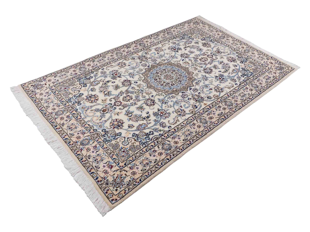 Handgeknüpfter Nain 9La Perserteppich von Khademi aus Wolle mit Seide, cremeweiß-elfenbein. Persischer Orientteppich mit Medaillon. Von Hand geknüpft in Iran / Persien. Größe: 203 cm x 130 cm. Teppichnummer: SB3-1163 | Jupiter Intl.
