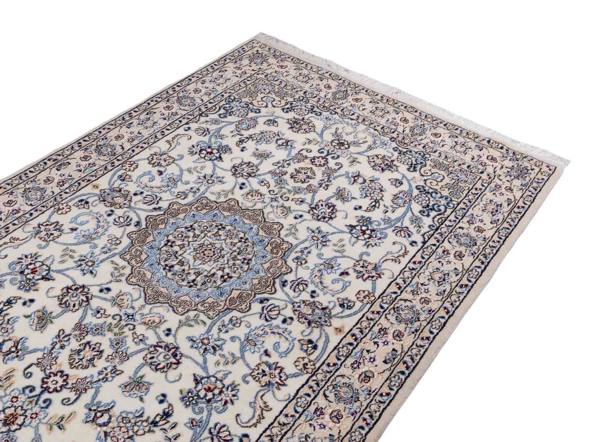 Handgeknüpfter Nain 9La Perserteppich von Khademi aus Wolle mit Seide, cremeweiß-elfenbein. Persischer Orientteppich mit Medaillon. Von Hand geknüpft in Iran / Persien. Größe: 203 cm x 130 cm. Teppichnummer: SB3-1163 | Jupiter Intl.