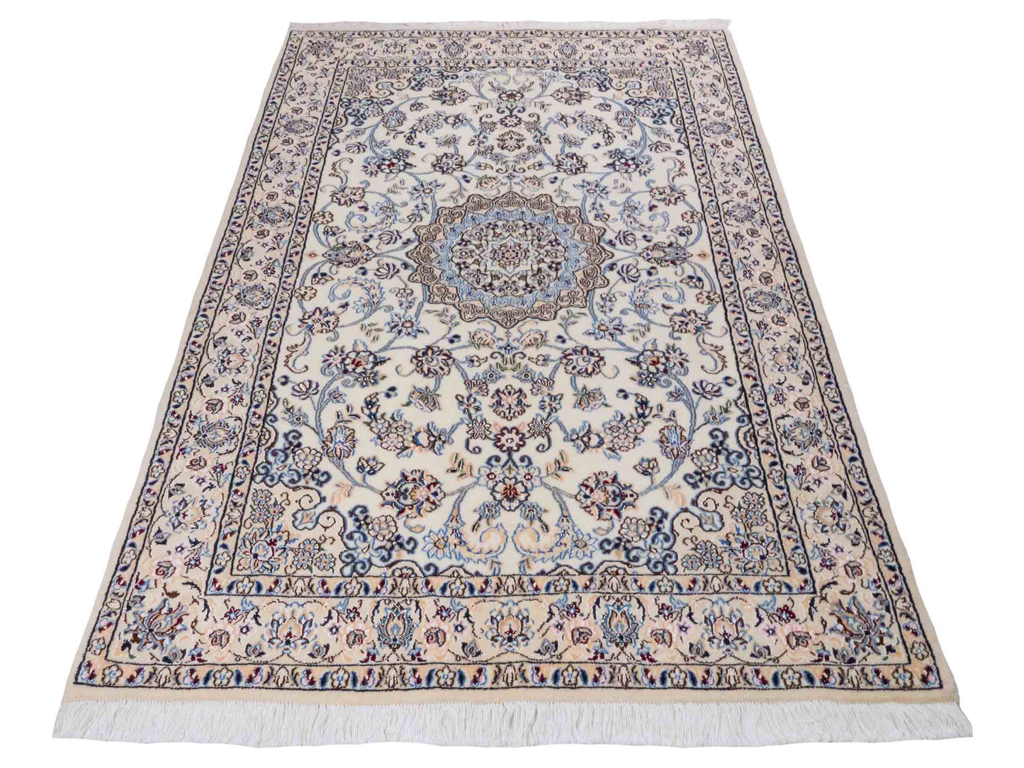 Handgeknüpfter Nain 9La Perserteppich von Khademi aus Wolle mit Seide, cremeweiß-elfenbein. Persischer Orientteppich mit Medaillon. Von Hand geknüpft in Iran / Persien. Größe: 203 cm x 130 cm. Teppichnummer: SB3-1163 | Jupiter Intl.