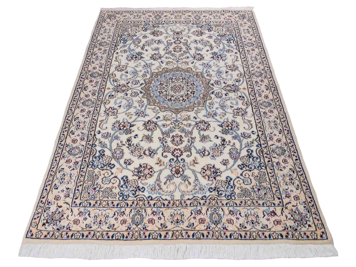 Handgeknüpfter Nain 9La Perserteppich von Khademi aus Wolle mit Seide, cremeweiß-elfenbein. Persischer Orientteppich mit Medaillon. Von Hand geknüpft in Iran / Persien. Größe: 203 cm x 130 cm. Teppichnummer: SB3-1163 | Jupiter Intl.