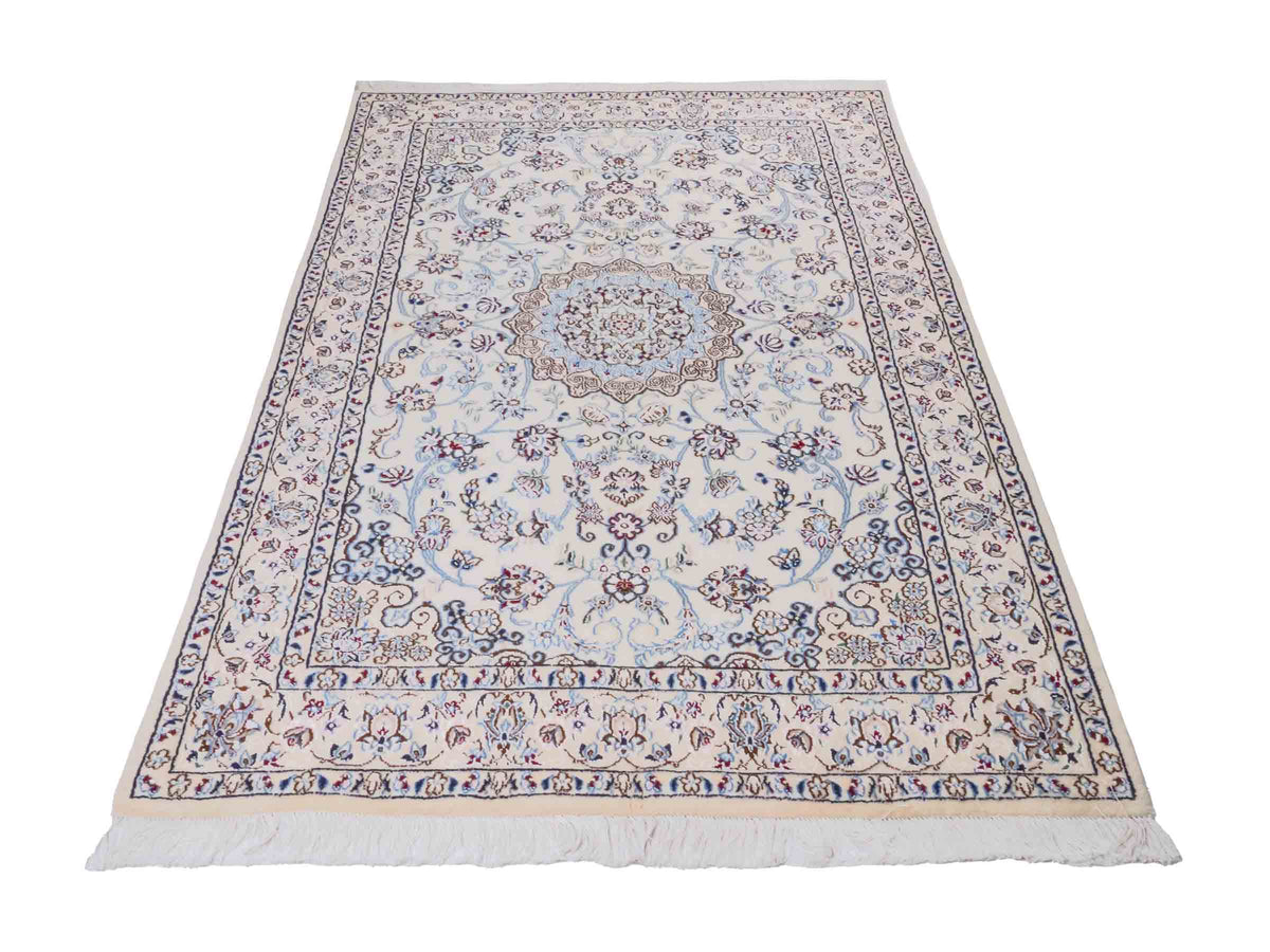 Handgeknüpfter Nain 9La Perserteppich von Khademi aus Wolle mit Seide, cremeweiß-elfenbein. Persischer Orientteppich mit Medaillon. Von Hand geknüpft in Iran / Persien. Größe: 203 cm x 130 cm. Teppichnummer: SB3-1163 | Jupiter Intl.