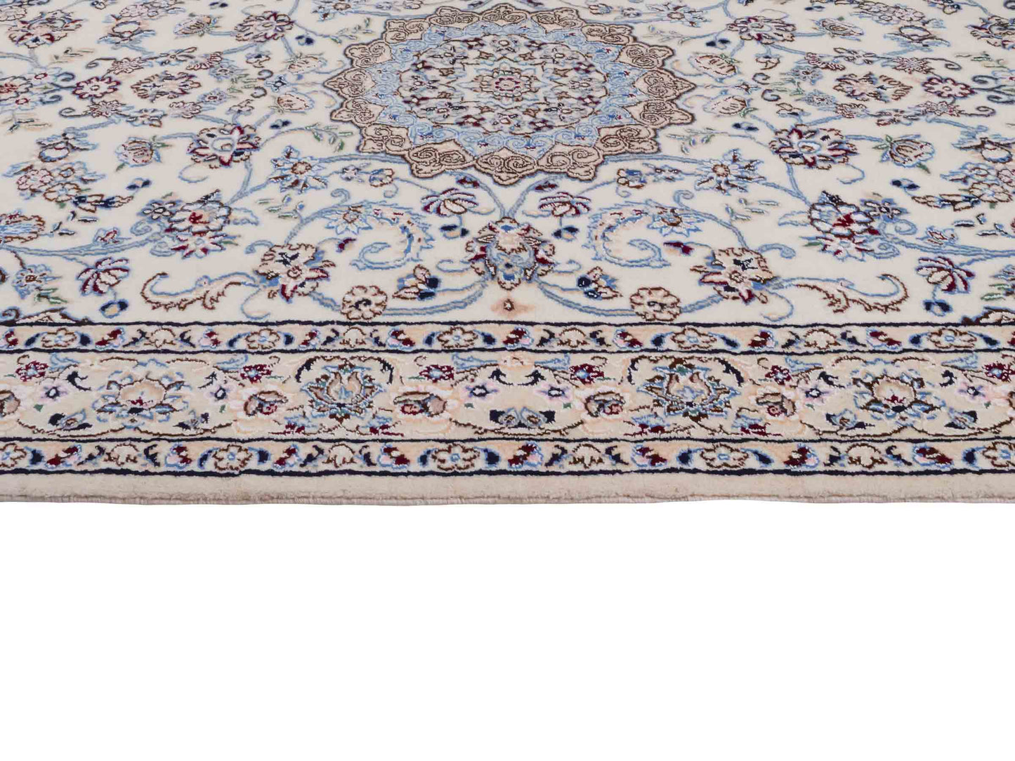 Handgeknüpfter Nain 9La Perserteppich von Khademi aus Wolle mit Seide, cremeweiß-elfenbein. Persischer Orientteppich mit Medaillon. Von Hand geknüpft in Iran / Persien. Größe: 203 cm x 130 cm. Teppichnummer: SB3-1163 | Jupiter Intl.