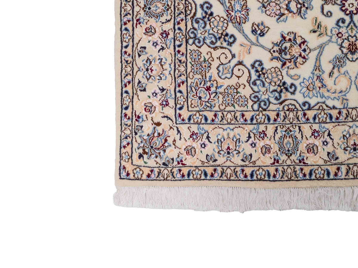 Handgeknüpfter Nain 9La Perserteppich von Khademi aus Wolle mit Seide, cremeweiß-elfenbein. Persischer Orientteppich mit Medaillon. Von Hand geknüpft in Iran / Persien. Größe: 203 cm x 130 cm. Teppichnummer: SB3-1163 | Jupiter Intl.
