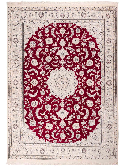 Handgeknüpfter Nain 9La Perserteppich von Khademi aus Wolle mit Seide, rot-elfenbein-weiß. Persischer Orientteppich mit Medaillon. Von Hand geknüpft in Iran / Persien. Größe: 208 cm x 150 cm. Teppichnummer: SB3-1126 | Jupiter Intl.
