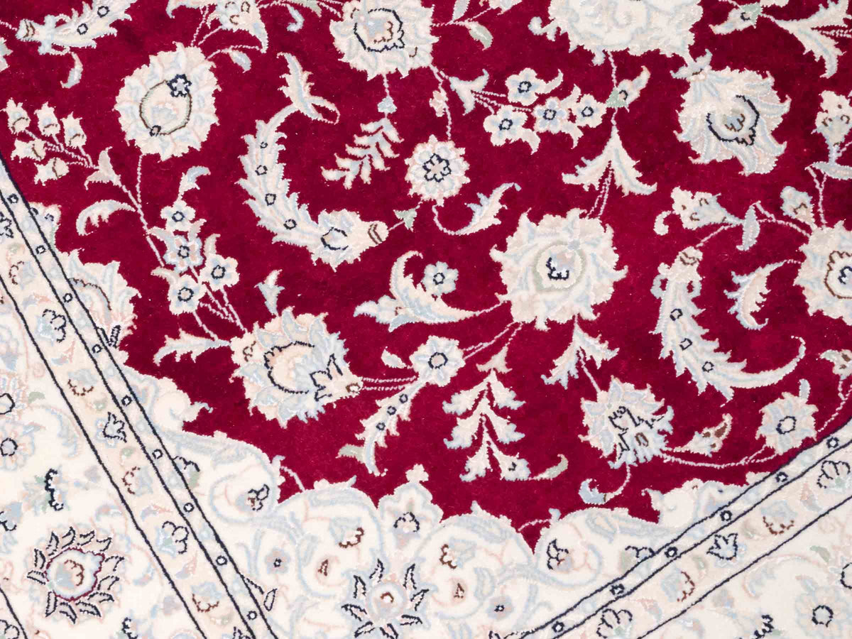 Handgeknüpfter Nain 9La Perserteppich von Khademi aus Wolle mit Seide, rot-elfenbein-weiß. Persischer Orientteppich mit Medaillon. Von Hand geknüpft in Iran / Persien. Größe: 208 cm x 150 cm. Teppichnummer: SB3-1126 | Jupiter Intl.