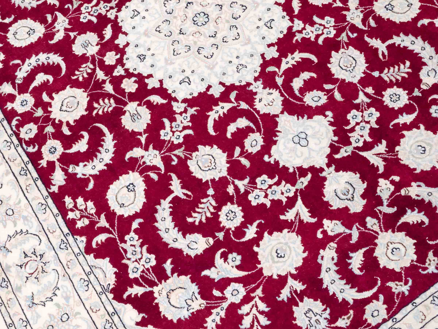 Handgeknüpfter Nain 9La Perserteppich von Khademi aus Wolle mit Seide, rot-elfenbein-weiß. Persischer Orientteppich mit Medaillon. Von Hand geknüpft in Iran / Persien. Größe: 208 cm x 150 cm. Teppichnummer: SB3-1126 | Jupiter Intl.