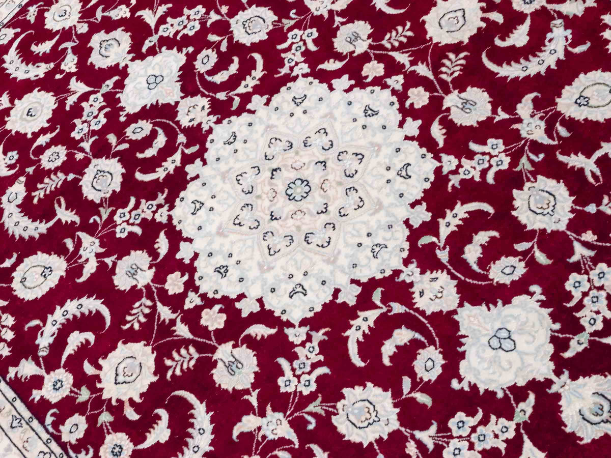 Handgeknüpfter Nain 9La Perserteppich von Khademi aus Wolle mit Seide, rot-elfenbein-weiß. Persischer Orientteppich mit Medaillon. Von Hand geknüpft in Iran / Persien. Größe: 208 cm x 150 cm. Teppichnummer: SB3-1126 | Jupiter Intl.
