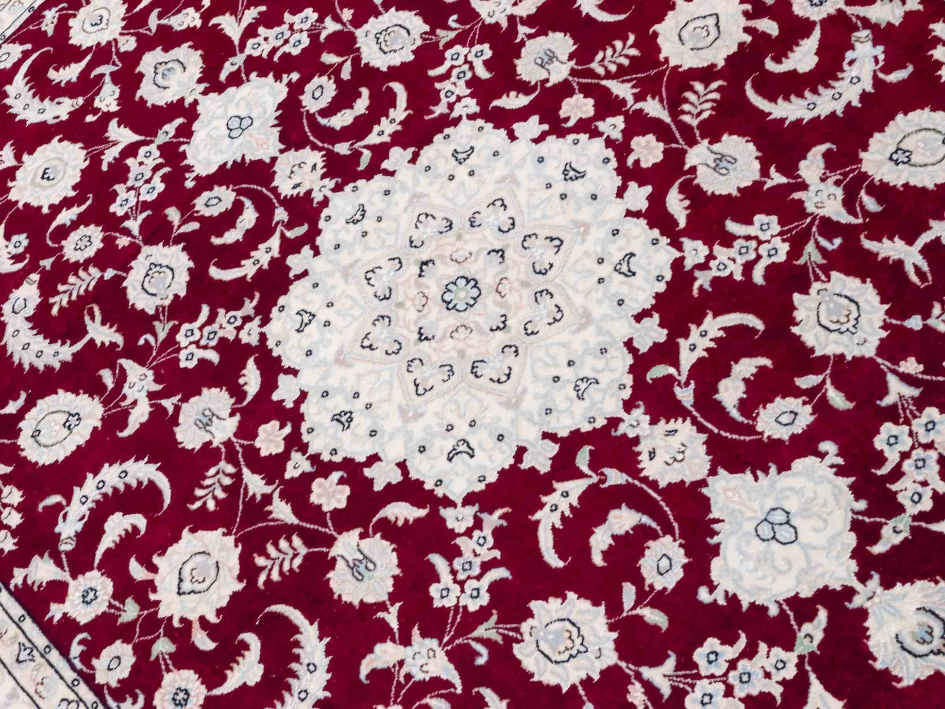 Handgeknüpfter Nain 9La Perserteppich von Khademi aus Wolle mit Seide, rot-elfenbein-weiß. Persischer Orientteppich mit Medaillon. Von Hand geknüpft in Iran / Persien. Größe: 208 cm x 150 cm. Teppichnummer: SB3-1126 | Jupiter Intl.