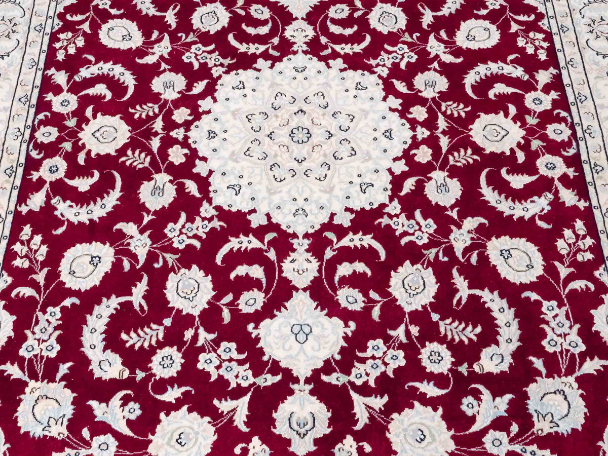 Handgeknüpfter Nain 9La Perserteppich von Khademi aus Wolle mit Seide, rot-elfenbein-weiß. Persischer Orientteppich mit Medaillon. Von Hand geknüpft in Iran / Persien. Größe: 208 cm x 150 cm. Teppichnummer: SB3-1126 | Jupiter Intl.