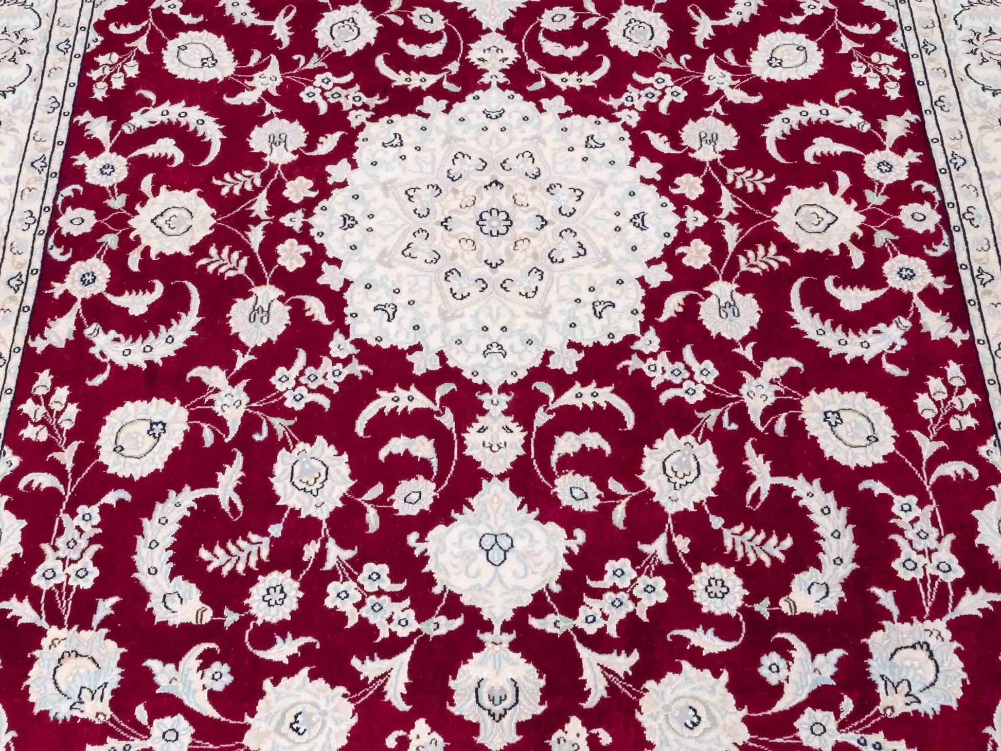 Handgeknüpfter Nain 9La Perserteppich von Khademi aus Wolle mit Seide, rot-elfenbein-weiß. Persischer Orientteppich mit Medaillon. Von Hand geknüpft in Iran / Persien. Größe: 208 cm x 150 cm. Teppichnummer: SB3-1126 | Jupiter Intl.