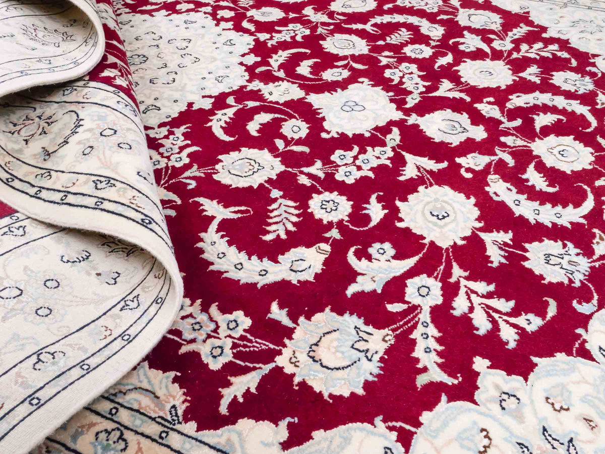 Handgeknüpfter Nain 9La Perserteppich von Khademi aus Wolle mit Seide, rot-elfenbein-weiß. Persischer Orientteppich mit Medaillon. Von Hand geknüpft in Iran / Persien. Größe: 208 cm x 150 cm. Teppichnummer: SB3-1126 | Jupiter Intl.