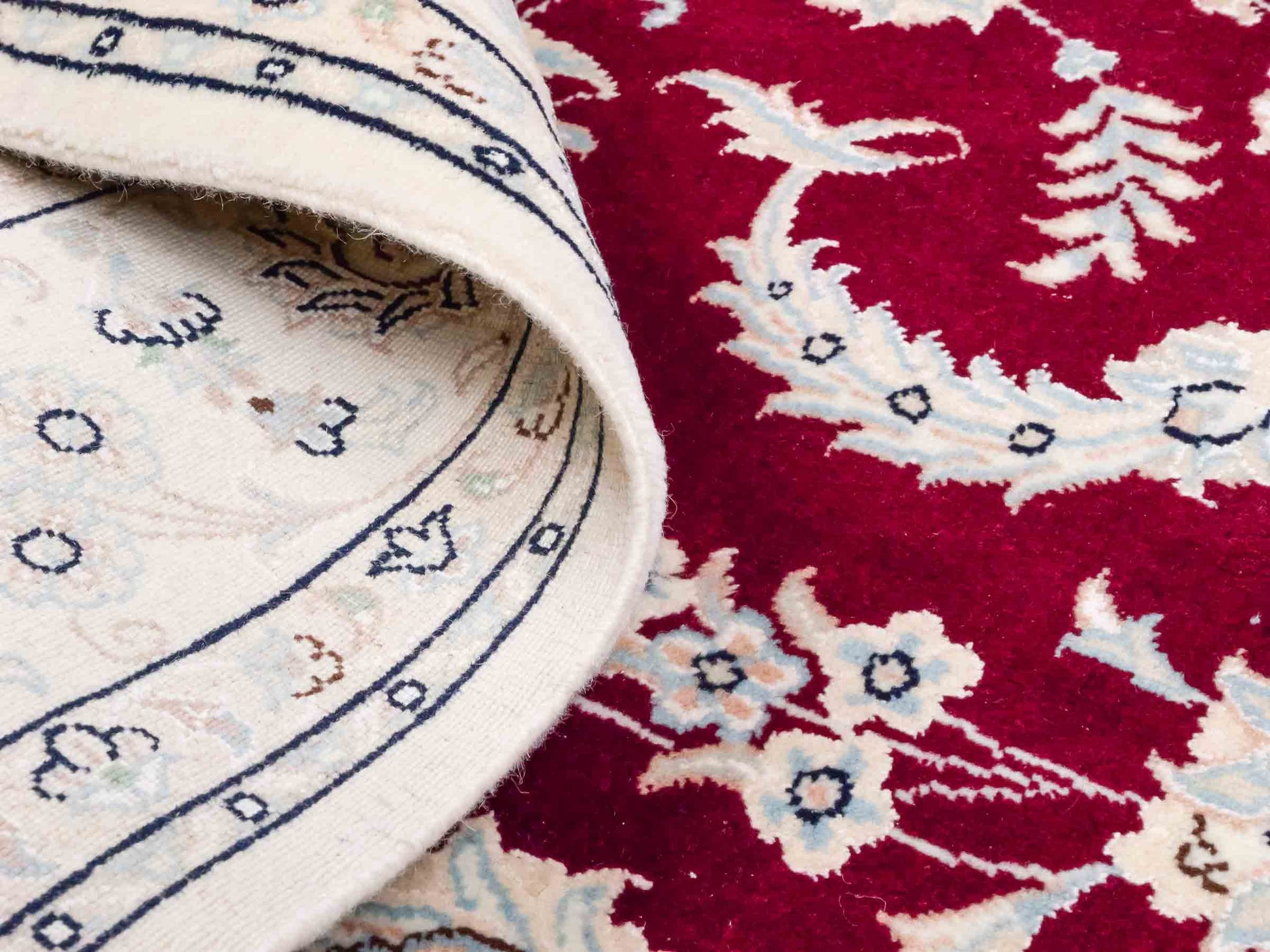 Handgeknüpfter Nain 9La Perserteppich von Khademi aus Wolle mit Seide, rot-elfenbein-weiß. Persischer Orientteppich mit Medaillon. Von Hand geknüpft in Iran / Persien. Größe: 208 cm x 150 cm. Teppichnummer: SB3-1126 | Jupiter Intl.