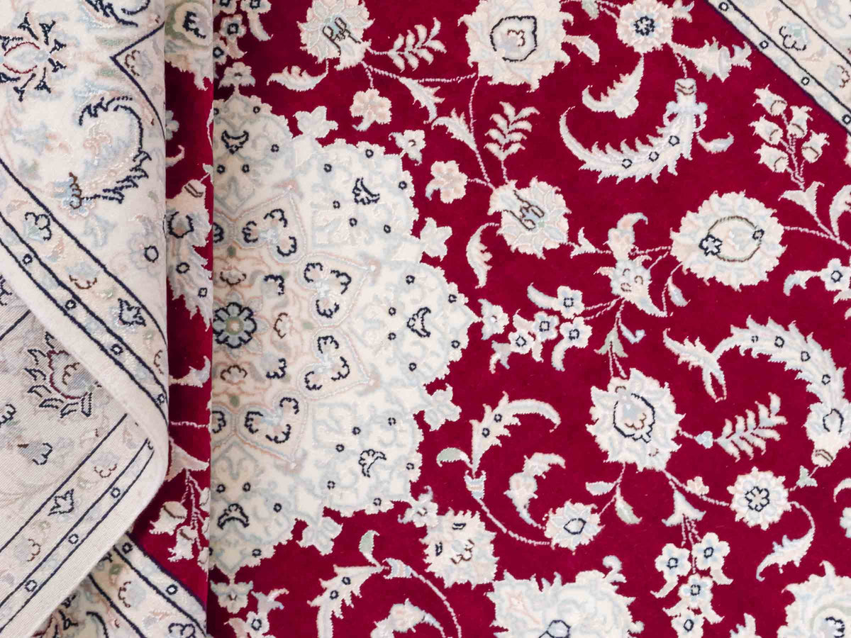 Handgeknüpfter Nain 9La Perserteppich von Khademi aus Wolle mit Seide, rot-elfenbein-weiß. Persischer Orientteppich mit Medaillon. Von Hand geknüpft in Iran / Persien. Größe: 208 cm x 150 cm. Teppichnummer: SB3-1126 | Jupiter Intl.