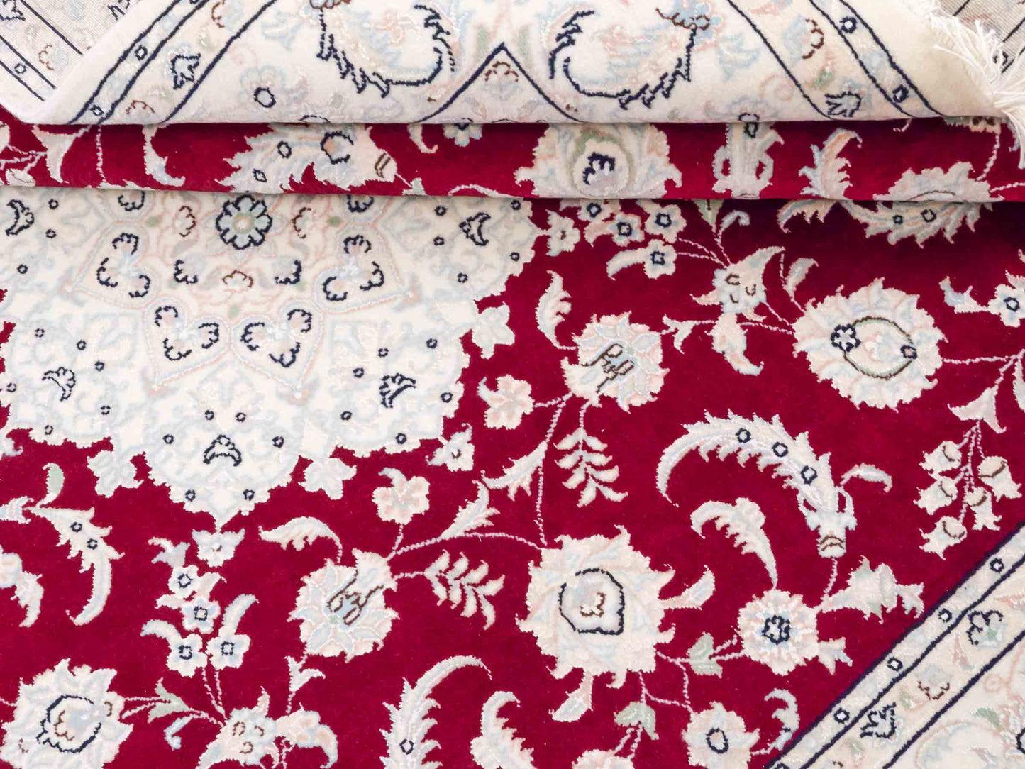 Handgeknüpfter Nain 9La Perserteppich von Khademi aus Wolle mit Seide, rot-elfenbein-weiß. Persischer Orientteppich mit Medaillon. Von Hand geknüpft in Iran / Persien. Größe: 208 cm x 150 cm. Teppichnummer: SB3-1126 | Jupiter Intl.