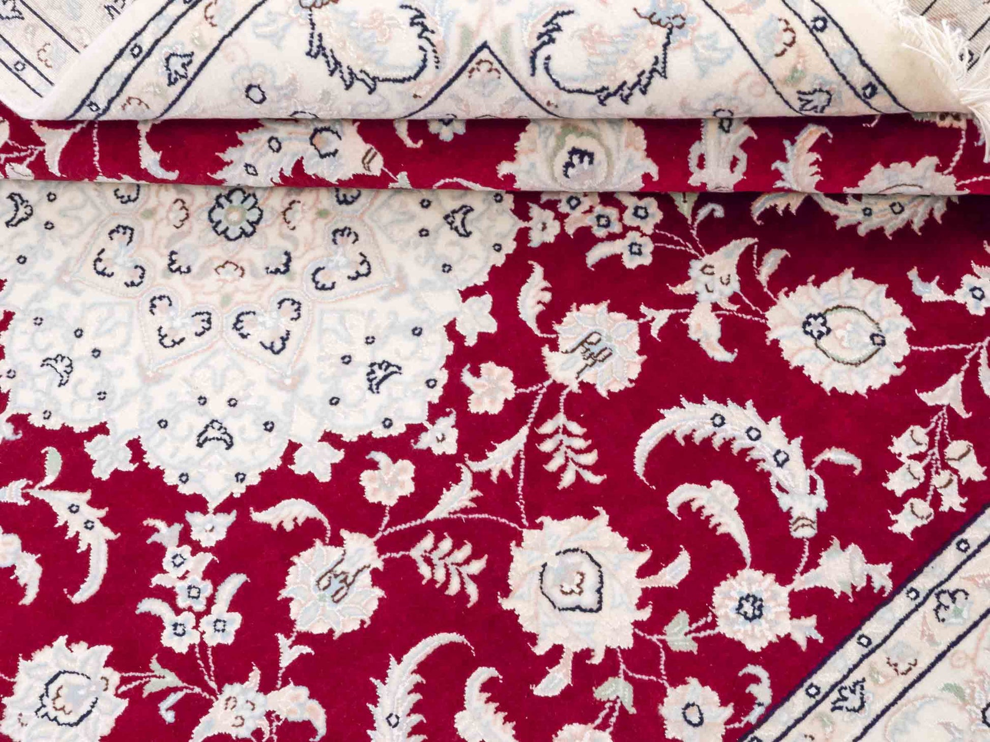 Handgeknüpfter Nain 9La Perserteppich von Khademi aus Wolle mit Seide, rot-elfenbein-weiß. Persischer Orientteppich mit Medaillon. Von Hand geknüpft in Iran / Persien. Größe: 208 cm x 150 cm. Teppichnummer: SB3-1126 | Jupiter Intl.