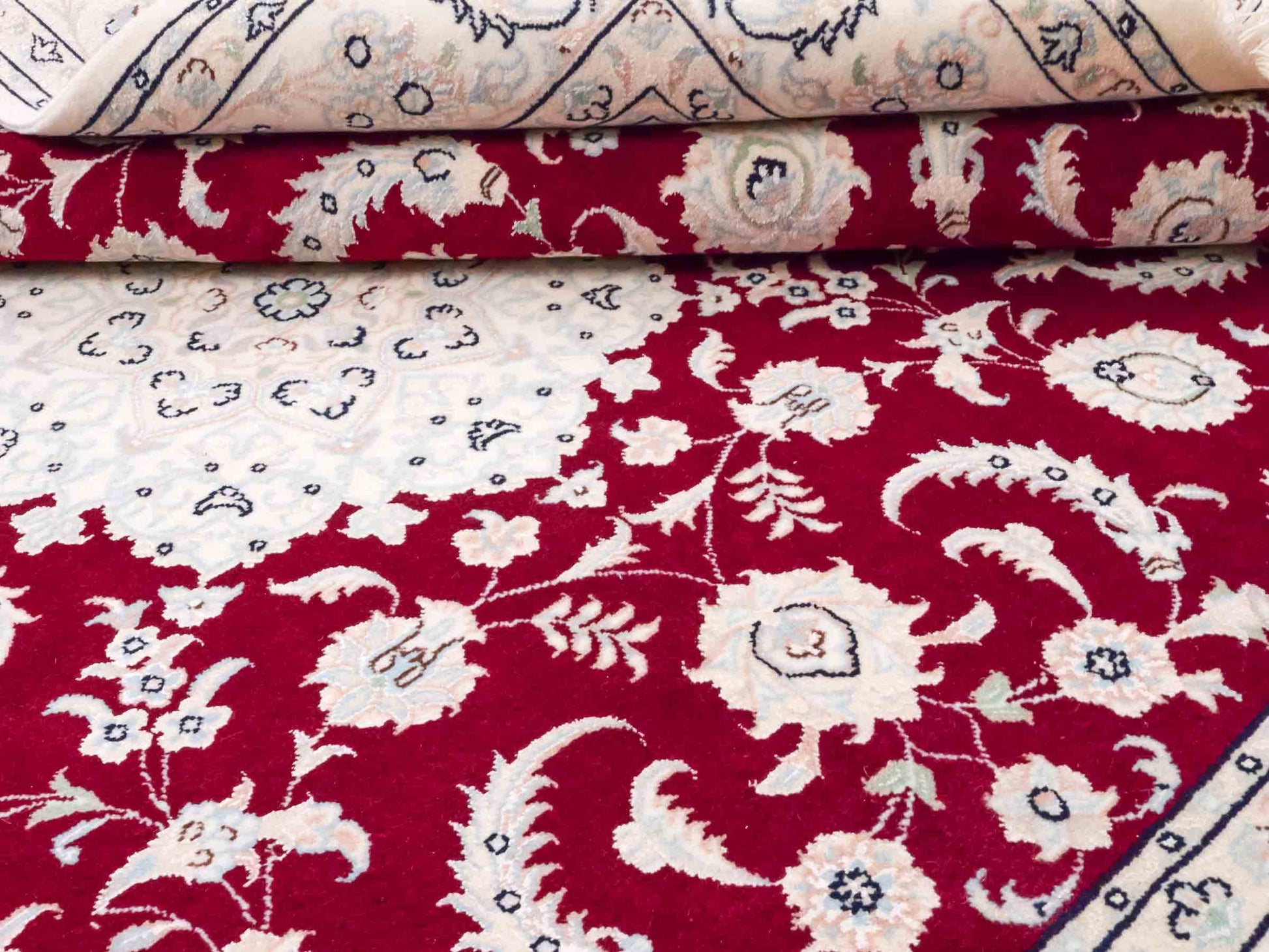 Handgeknüpfter Nain 9La Perserteppich von Khademi aus Wolle mit Seide, rot-elfenbein-weiß. Persischer Orientteppich mit Medaillon. Von Hand geknüpft in Iran / Persien. Größe: 208 cm x 150 cm. Teppichnummer: SB3-1126 | Jupiter Intl.