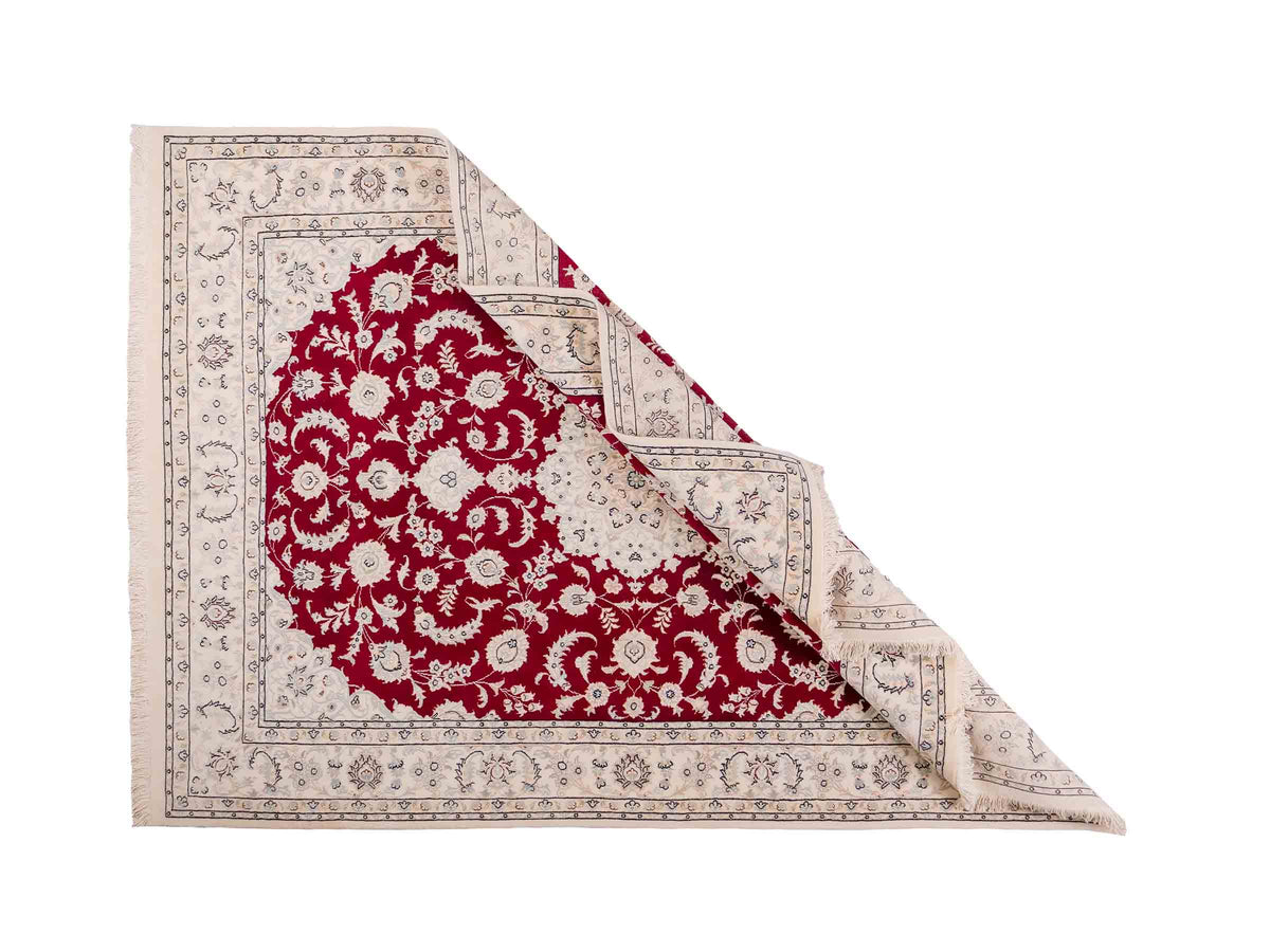 Handgeknüpfter Nain 9La Perserteppich von Khademi aus Wolle mit Seide, rot-elfenbein-weiß. Persischer Orientteppich mit Medaillon. Von Hand geknüpft in Iran / Persien. Größe: 208 cm x 150 cm. Teppichnummer: SB3-1126 | Jupiter Intl.