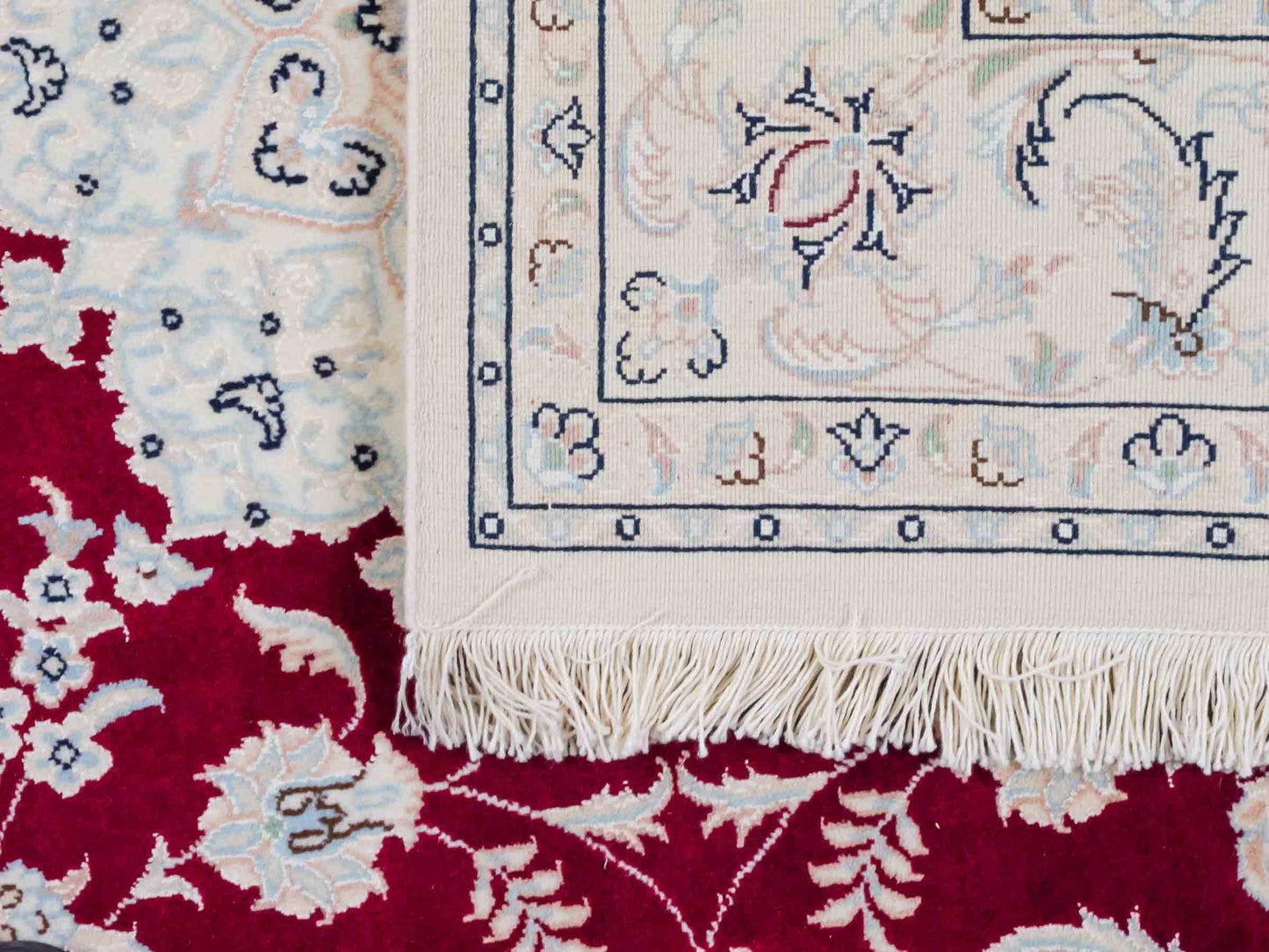 Handgeknüpfter Nain 9La Perserteppich von Khademi aus Wolle mit Seide, rot-elfenbein-weiß. Persischer Orientteppich mit Medaillon. Von Hand geknüpft in Iran / Persien. Größe: 208 cm x 150 cm. Teppichnummer: SB3-1126 | Jupiter Intl.