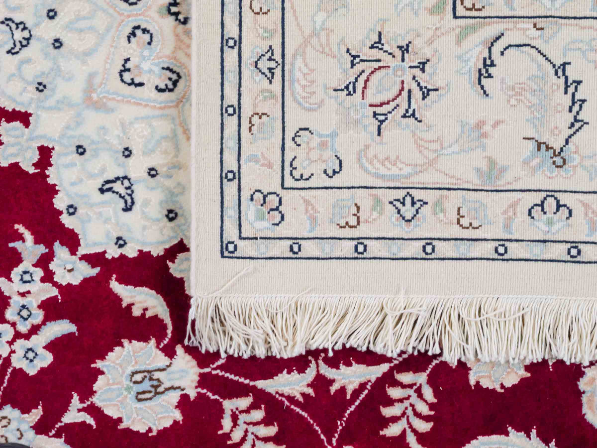 Handgeknüpfter Nain 9La Perserteppich von Khademi aus Wolle mit Seide, rot-elfenbein-weiß. Persischer Orientteppich mit Medaillon. Von Hand geknüpft in Iran / Persien. Größe: 208 cm x 150 cm. Teppichnummer: SB3-1126 | Jupiter Intl.