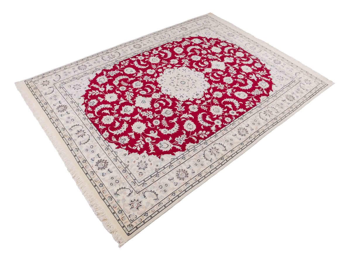 Handgeknüpfter Nain 9La Perserteppich von Khademi aus Wolle mit Seide, rot-elfenbein-weiß. Persischer Orientteppich mit Medaillon. Von Hand geknüpft in Iran / Persien. Größe: 208 cm x 150 cm. Teppichnummer: SB3-1126 | Jupiter Intl.