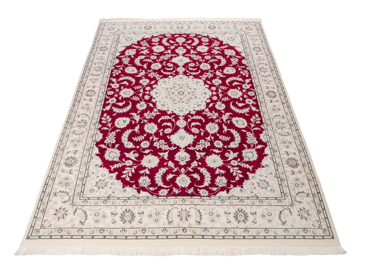 Handgeknüpfter Nain 9La Perserteppich von Khademi aus Wolle mit Seide, rot-elfenbein-weiß. Persischer Orientteppich mit Medaillon. Von Hand geknüpft in Iran / Persien. Größe: 208 cm x 150 cm. Teppichnummer: SB3-1126 | Jupiter Intl.