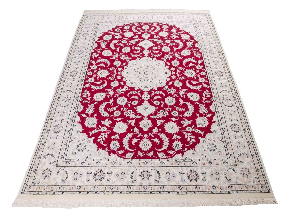 Handgeknüpfter Nain 9La Perserteppich von Khademi aus Wolle mit Seide, rot-elfenbein-weiß. Persischer Orientteppich mit Medaillon. Von Hand geknüpft in Iran / Persien. Größe: 208 cm x 150 cm. Teppichnummer: SB3-1126 | Jupiter Intl.