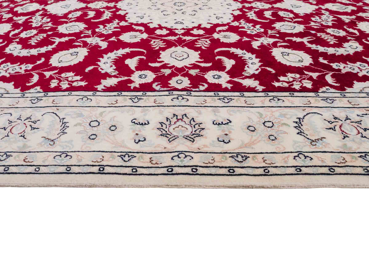 Handgeknüpfter Nain 9La Perserteppich von Khademi aus Wolle mit Seide, rot-elfenbein-weiß. Persischer Orientteppich mit Medaillon. Von Hand geknüpft in Iran / Persien. Größe: 208 cm x 150 cm. Teppichnummer: SB3-1126 | Jupiter Intl.