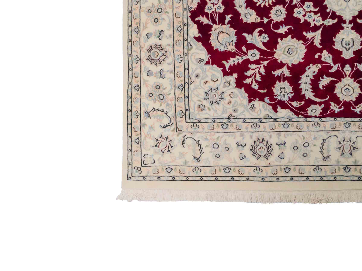 Handgeknüpfter Nain 9La Perserteppich von Khademi aus Wolle mit Seide, rot-elfenbein-weiß. Persischer Orientteppich mit Medaillon. Von Hand geknüpft in Iran / Persien. Größe: 208 cm x 150 cm. Teppichnummer: SB3-1126 | Jupiter Intl.