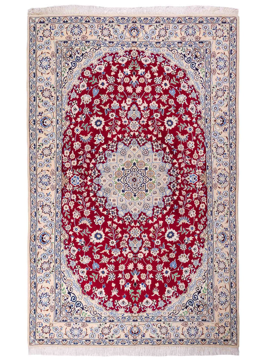 Handgeknüpfter Nain 9La Perserteppich von Khademi aus Wolle mit Seide, rot-elfenbein-weiß. Persischer Orientteppich mit Medaillon. Von Hand geknüpft in Iran / Persien. Größe: 209 cm x 131 cm. Teppichnummer: SB3-1093 | Jupiter Intl.