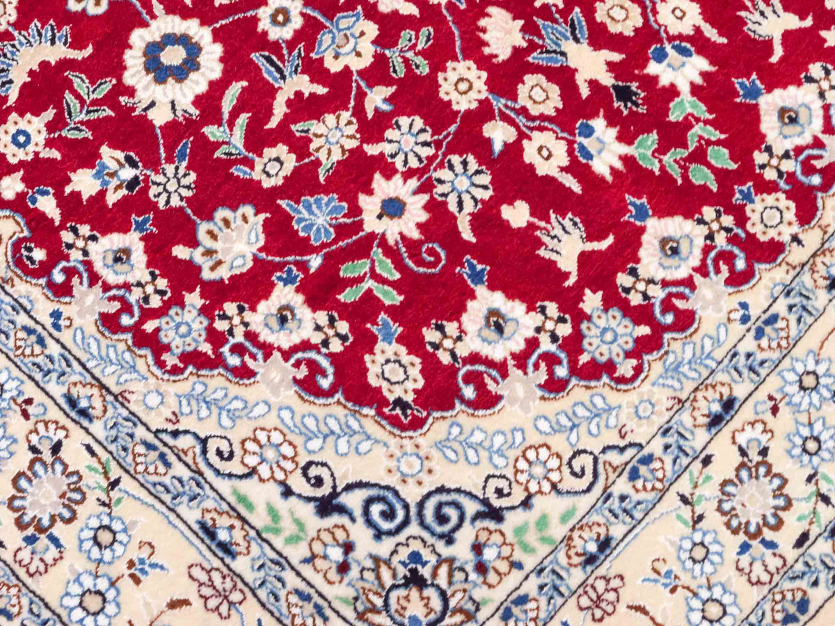 Handgeknüpfter Nain 9La Perserteppich von Khademi aus Wolle mit Seide, rot-elfenbein-weiß. Persischer Orientteppich mit Medaillon. Von Hand geknüpft in Iran / Persien. Größe: 209 cm x 131 cm. Teppichnummer: SB3-1093 | Jupiter Intl.